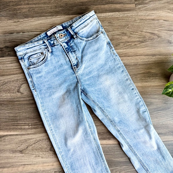 STRADIVARIUS Regular High Waist Jeans Distressed Acid Wash 5-pocket Size USA 6 - Picture 4 of 12